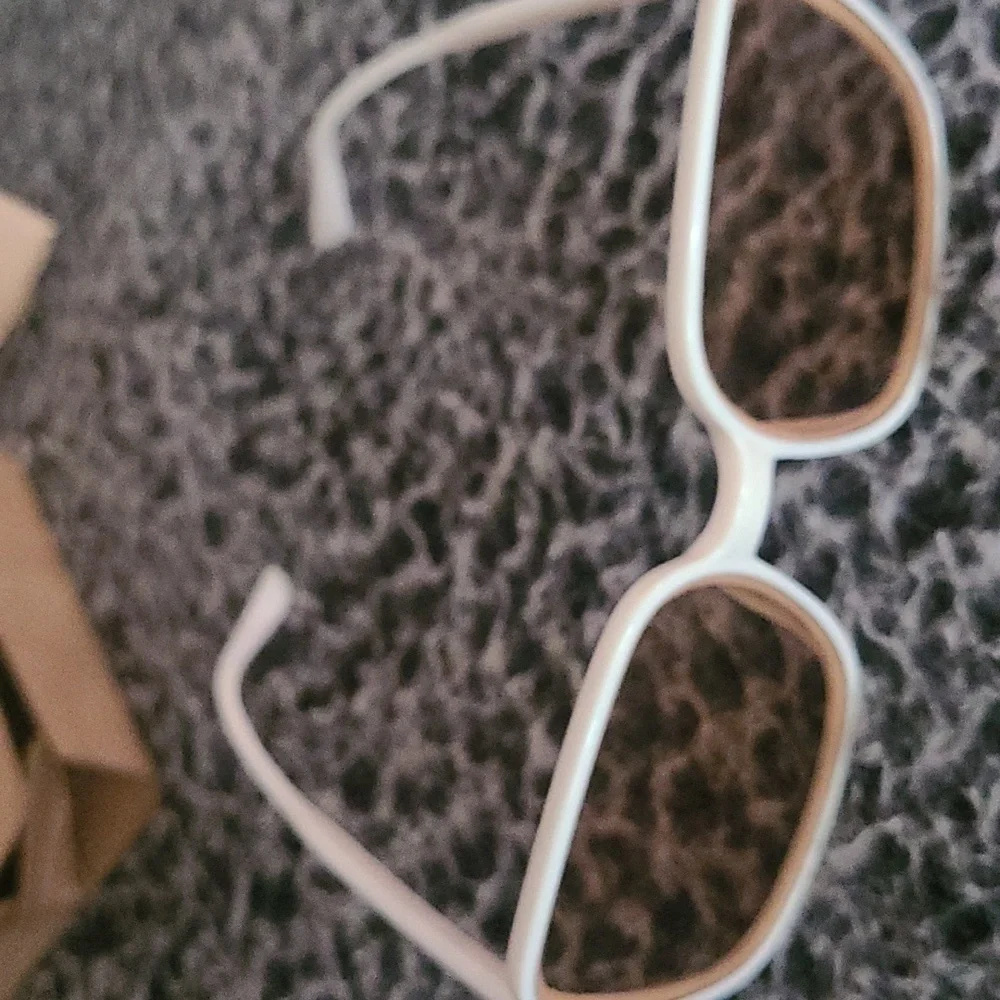 Beautiful oversized sunglasses beigy white new w tags. Hp🔥🔥